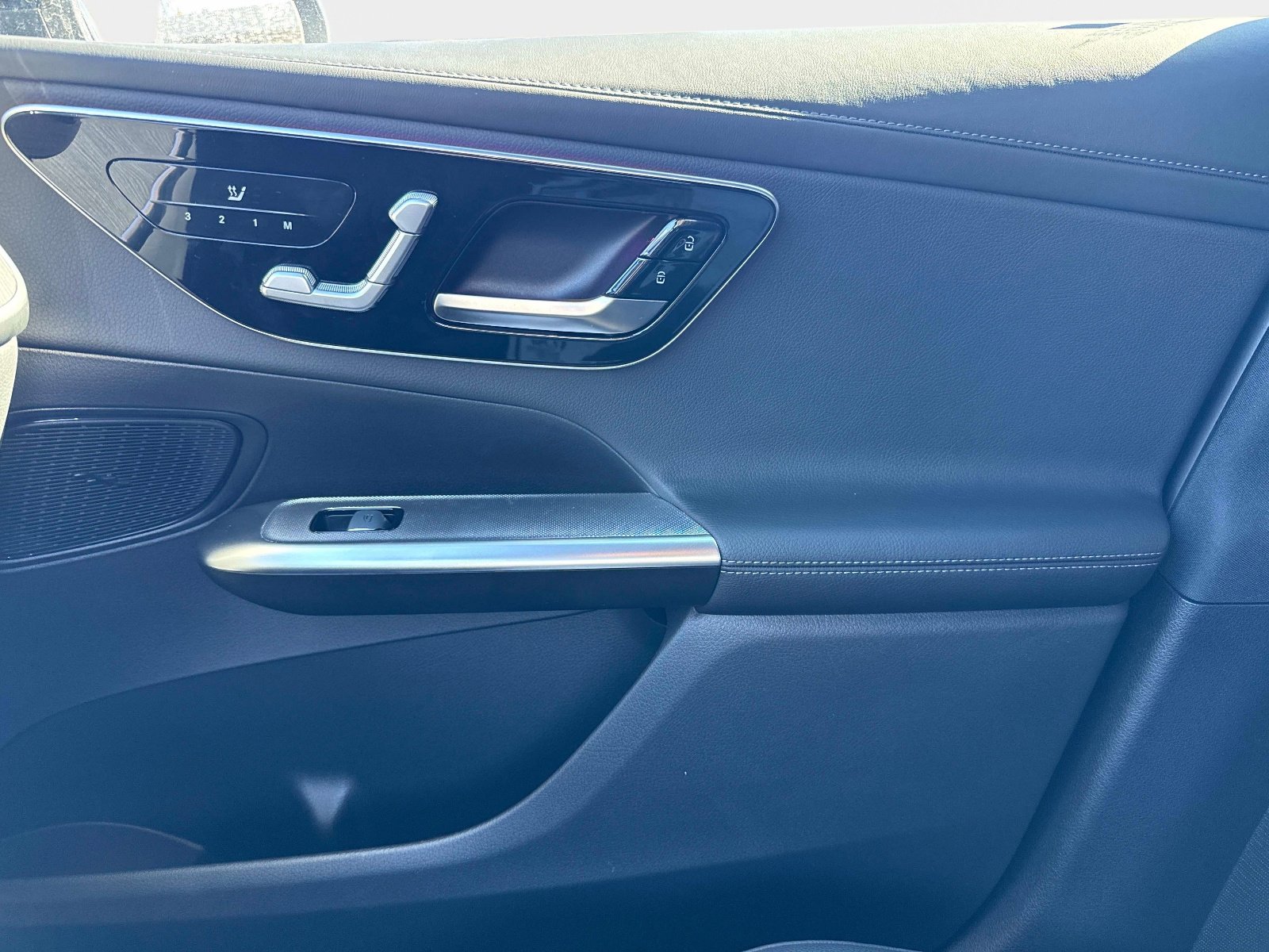 Used 2025 Mercedes-Benz GLC 350e 4MATIC image 24