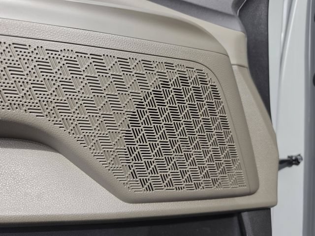 Used 2025 Kia Carnival EX FWD image 30