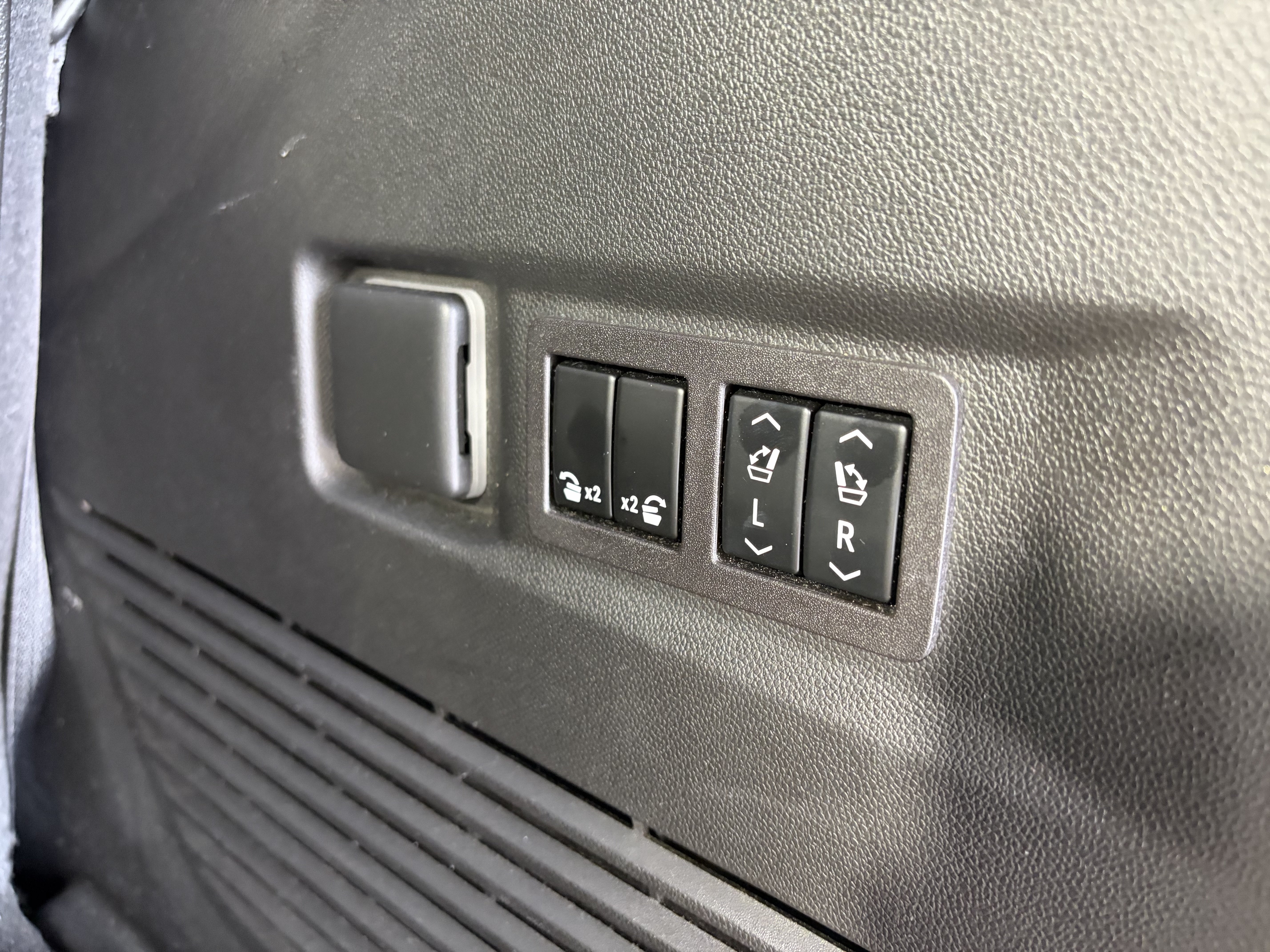 Used 2023 GMC Yukon AT4 w/ LPO, Floor Liner Package AWD/4WD image 15