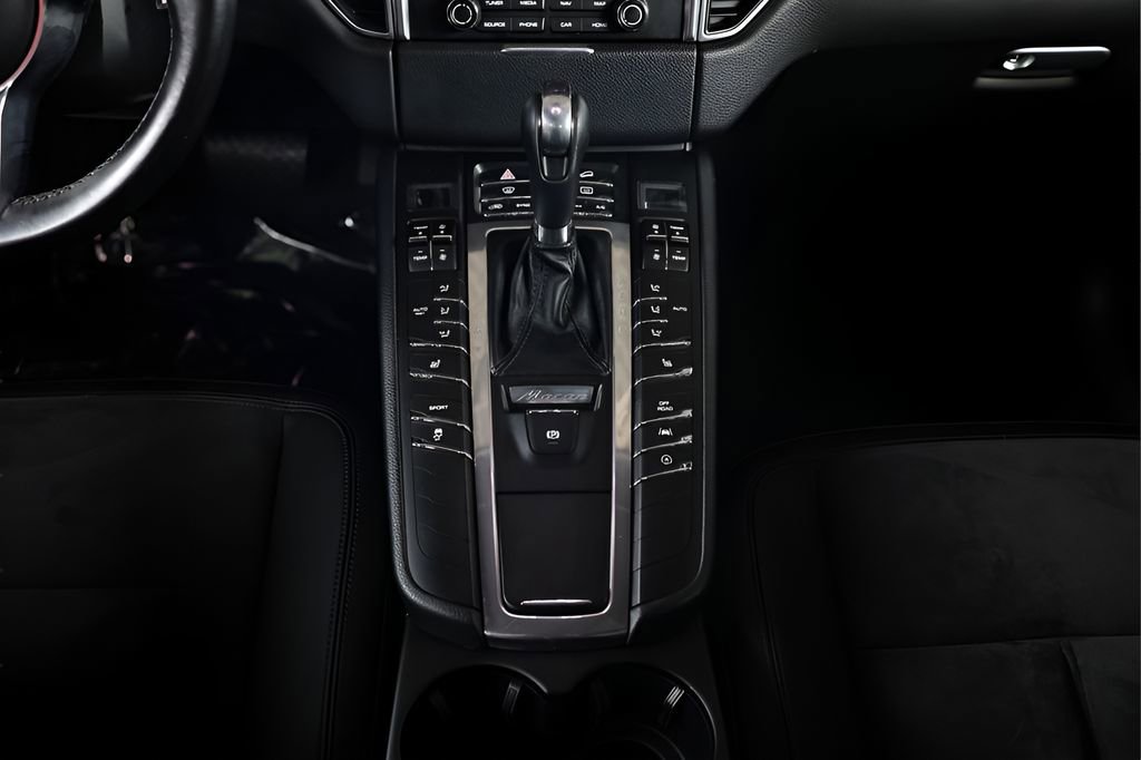 Used 2018 Porsche Macan image 37