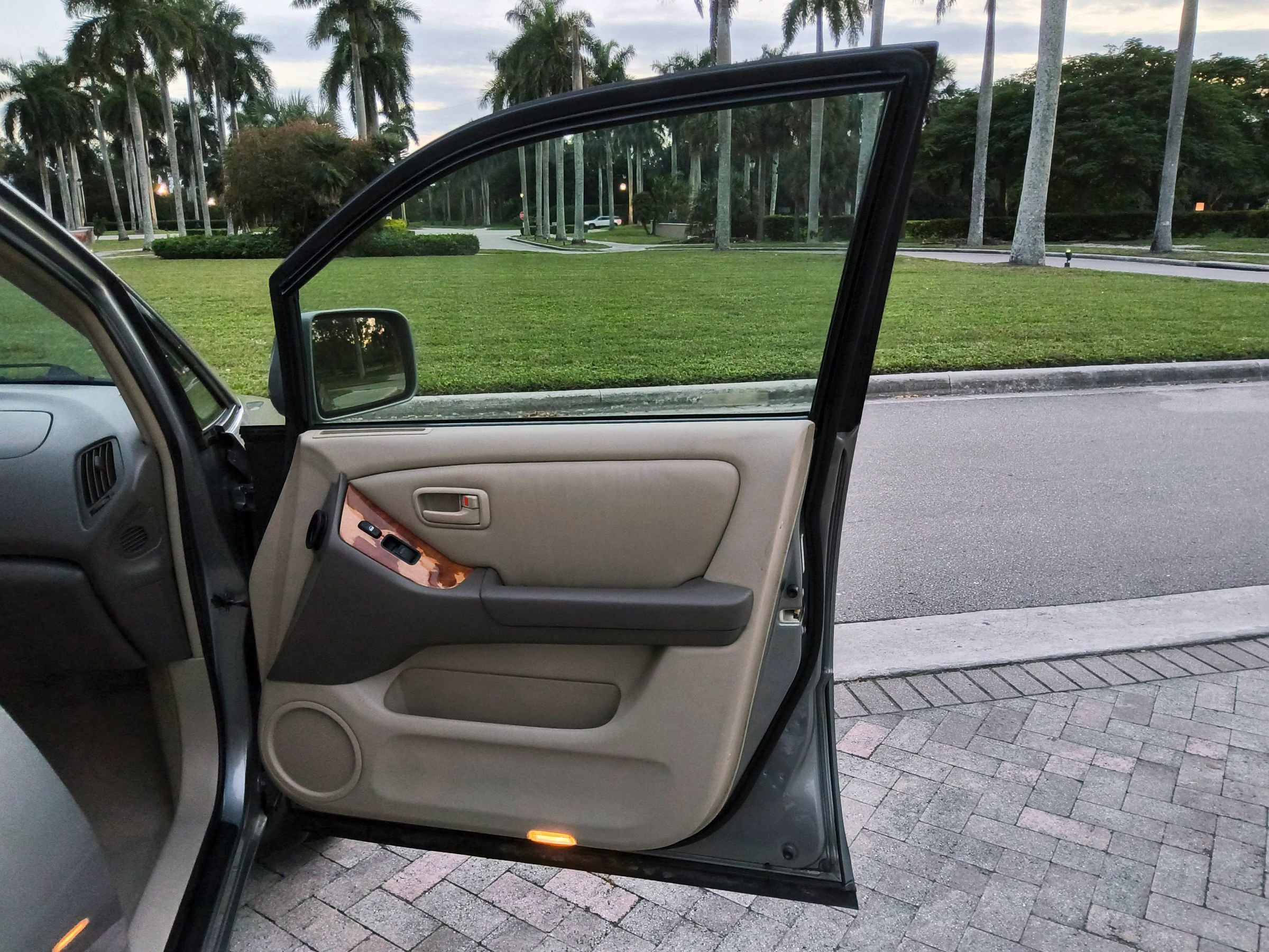 Used 2000 Lexus RX 300 4WD w/ Premium Pkg image 34