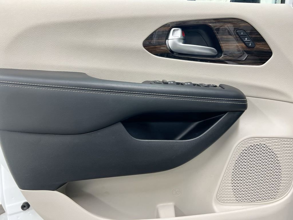 Used 2024 Chrysler Pacifica Limited image 22