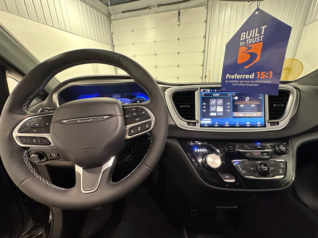 Used 2027 Chrysler Pacifica LX FWD image 39
