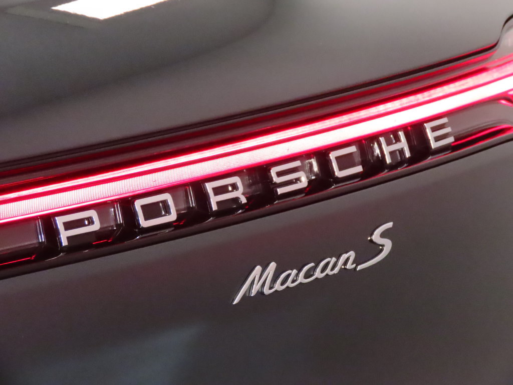 Certified 2023 Porsche Macan S AWD/4WD image 12
