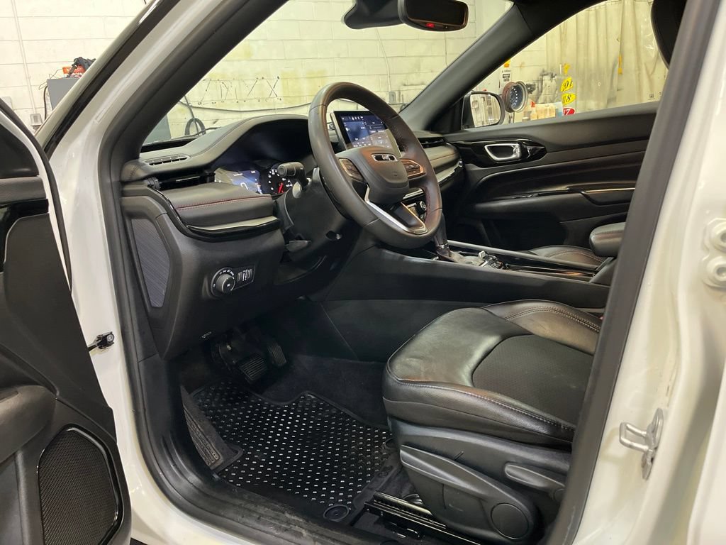 Used 2025 Jeep Compass Trailhawk AWD/4WD image 11