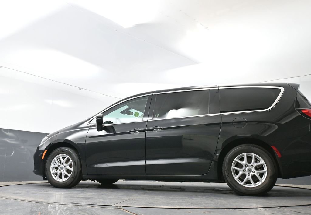 Used 2023 Chrysler Pacifica Touring-L FWD image 56