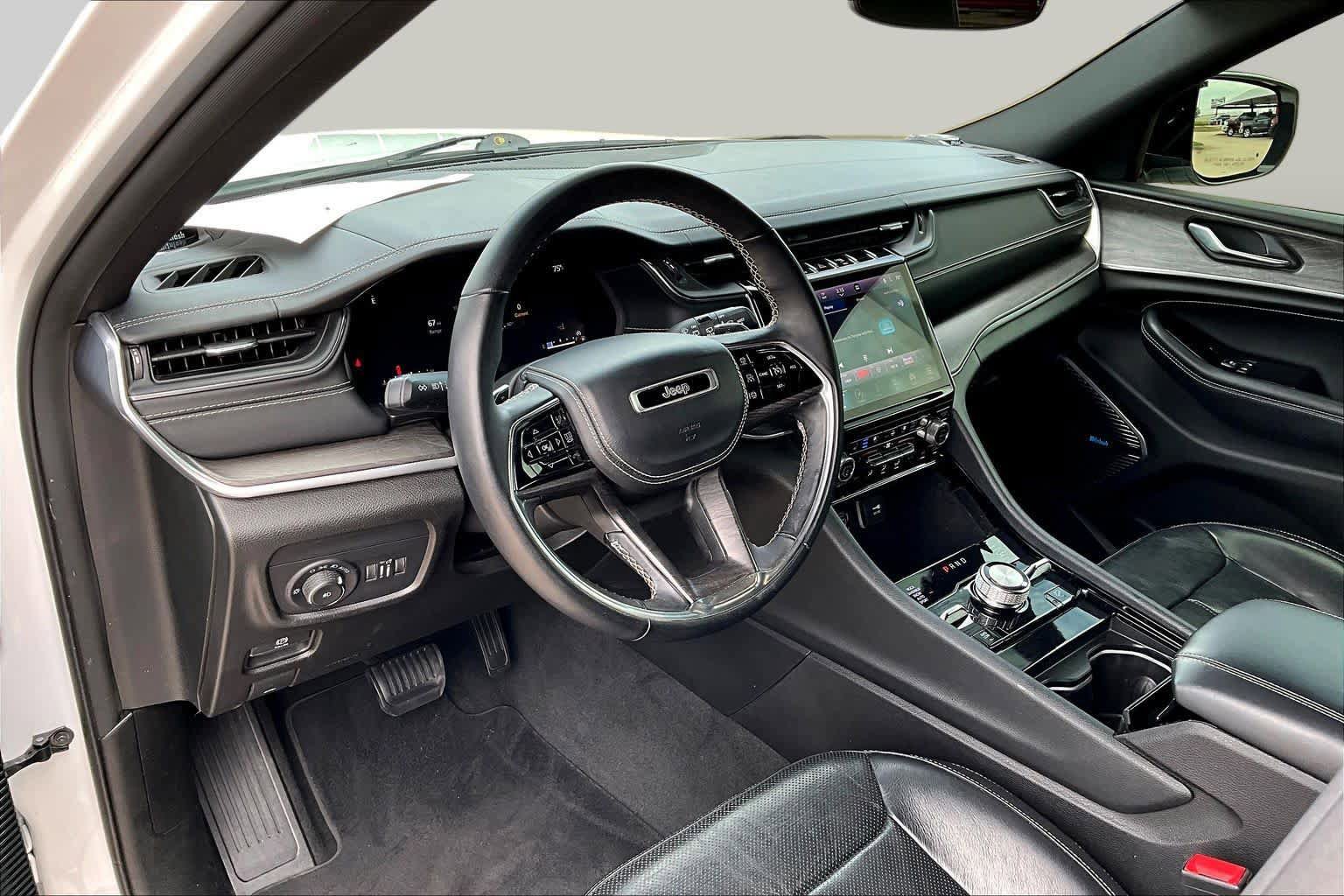Used 2022 Jeep Grand Cherokee Overland AWD/4WD image 17