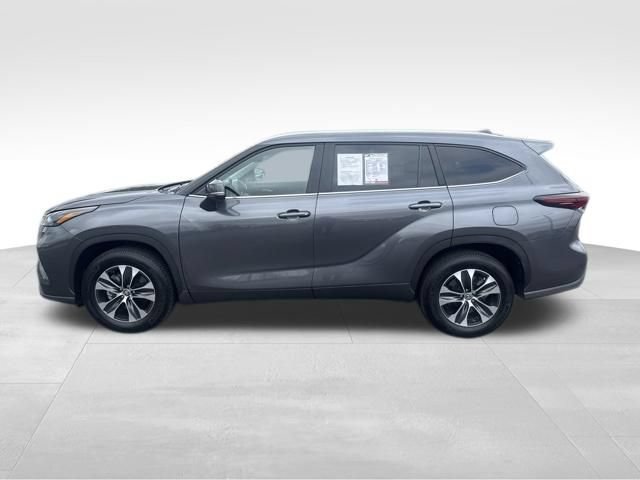 Used 2025 Toyota Highlander XLE FWD image 2