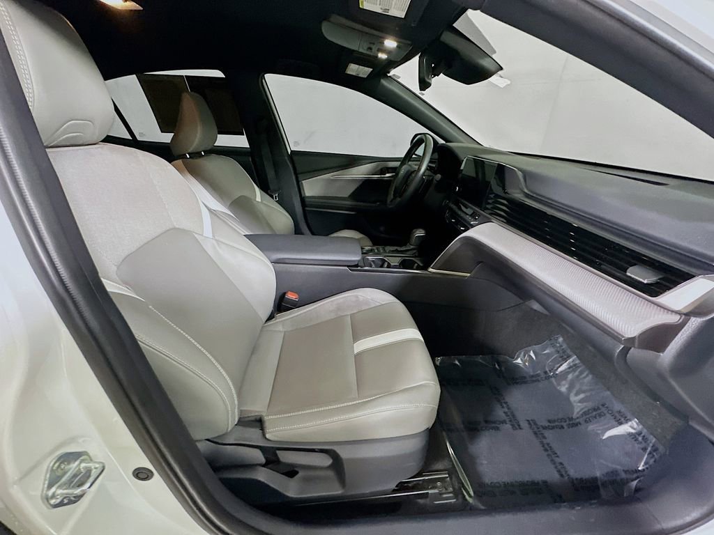 Used 2025 Toyota Camry SE w/ Convenience Package image 10