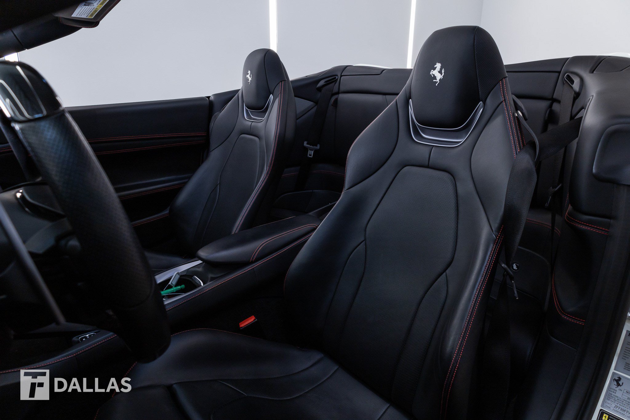 Used 2020 Ferrari Portofino RWD image 18