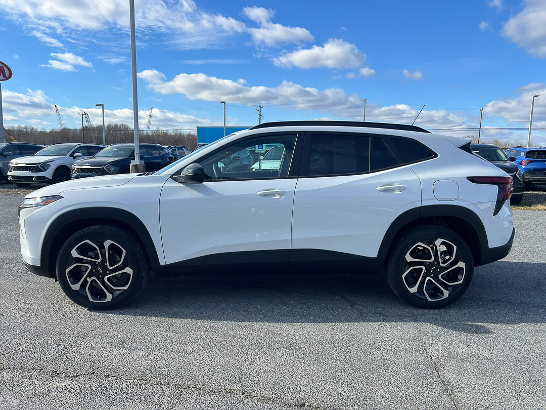 Used 2025 Chevrolet Trax RS w/ Sunroof Package image 2