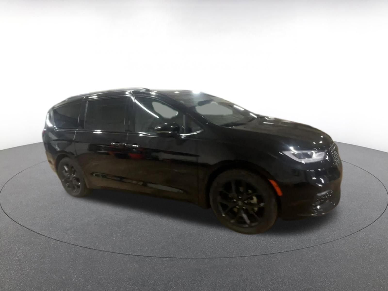 Used 2025 Chrysler Pacifica Limited image 2