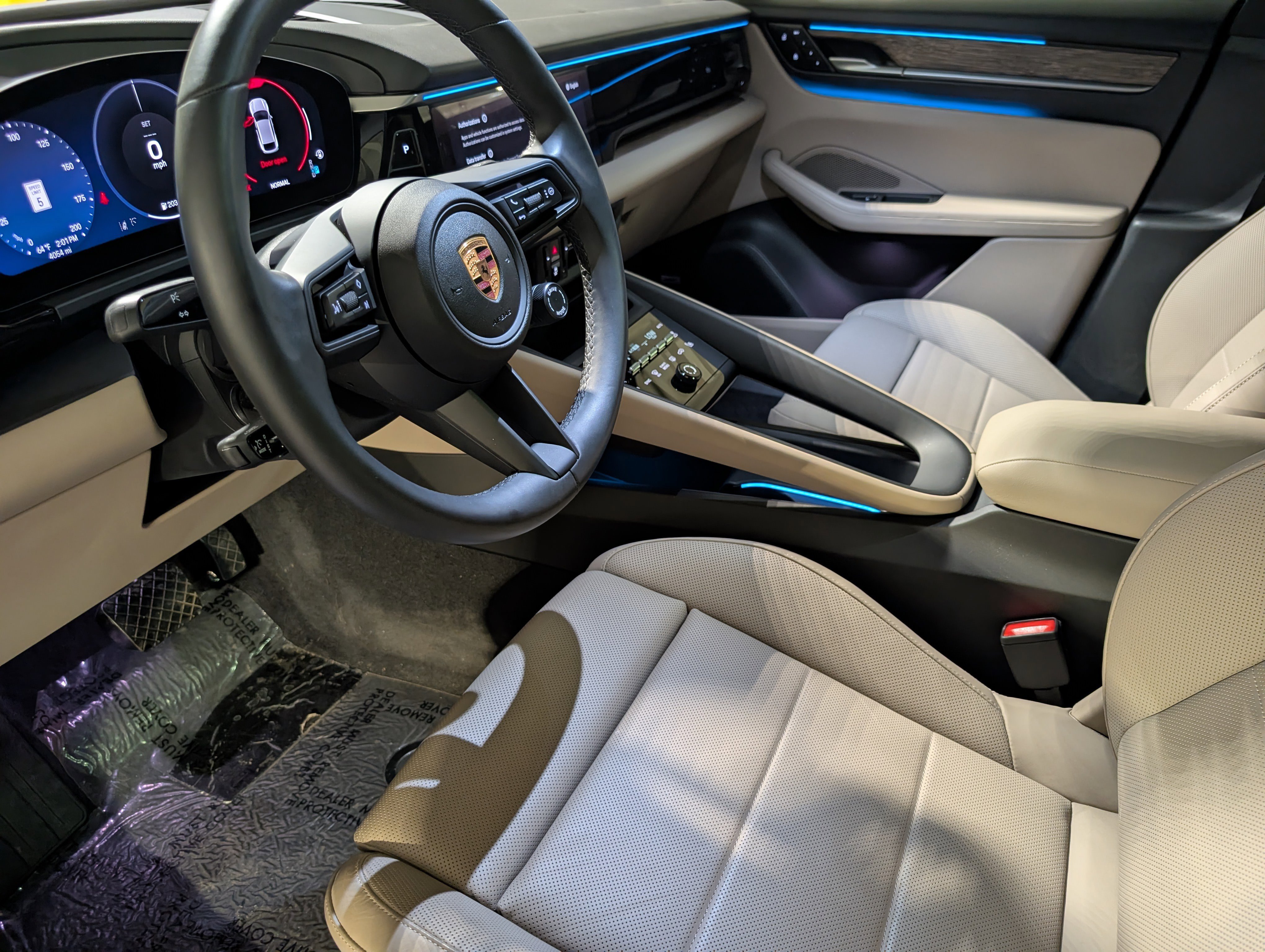 Certified 2025 Porsche Macan Electric image 4