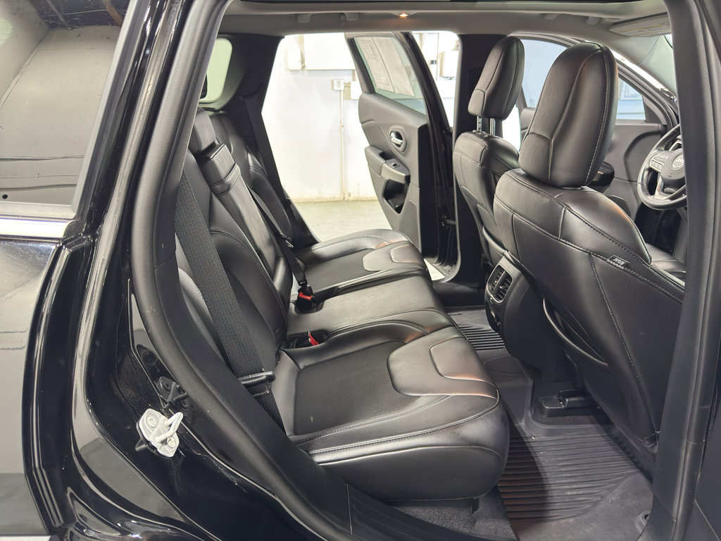 Used 2019 Jeep Cherokee Latitude Plus w/ Comfort/Convenience Group AWD/4WD image 38