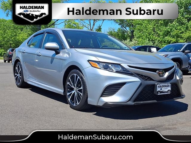 Used 2020 Toyota Camry SE FWD image 1