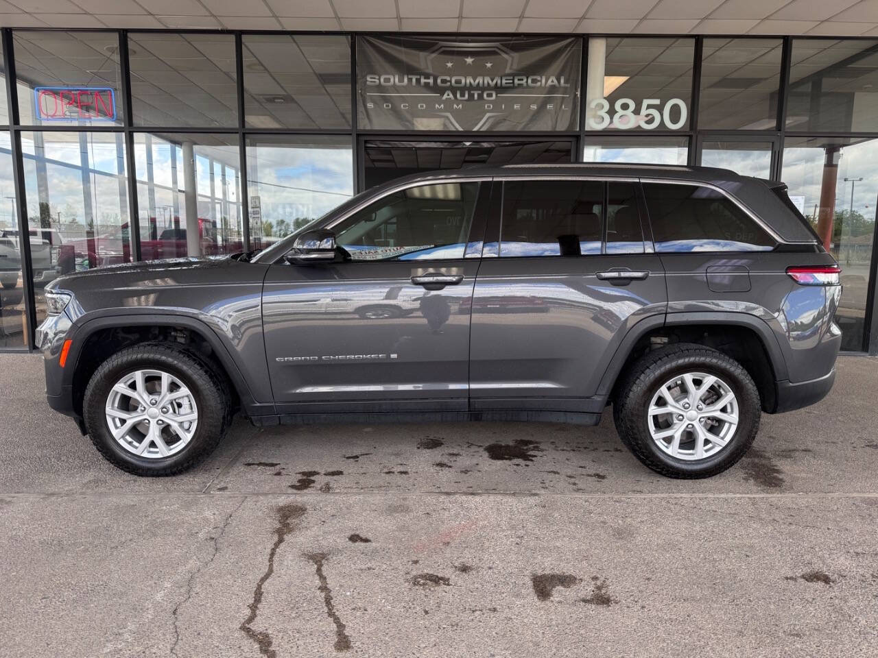 Used 2023 Jeep Grand Cherokee Limited AWD/4WD image 2