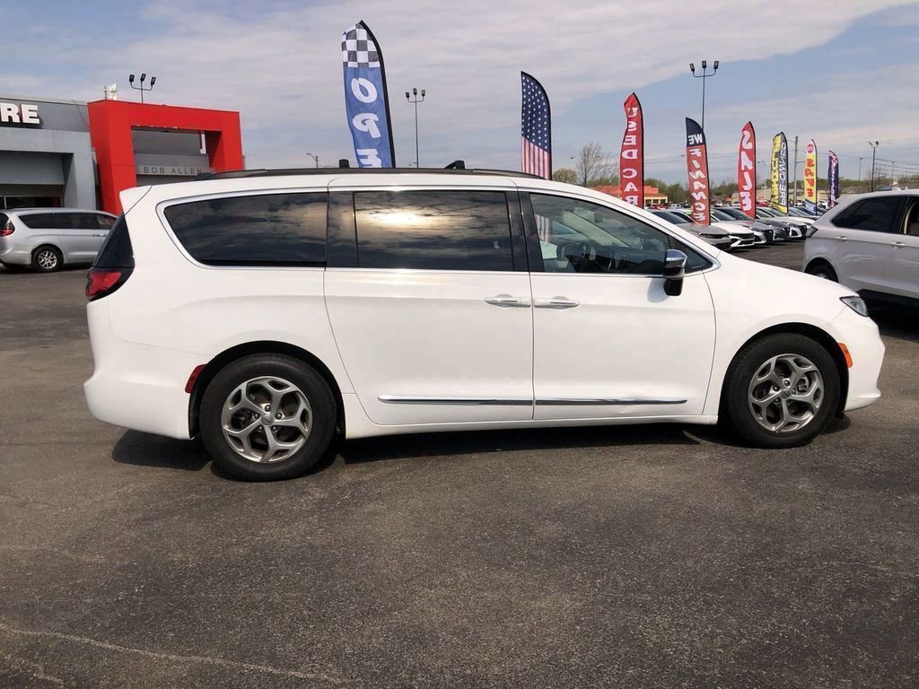 Used 2023 Chrysler Pacifica Limited FWD image 14