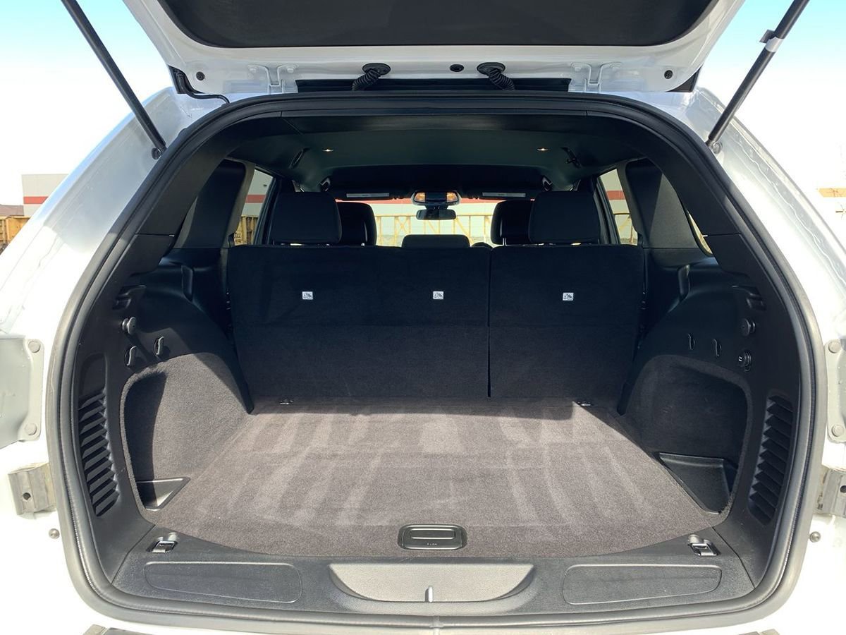 Used 2019 Jeep Grand Cherokee Laredo AWD/4WD image 13