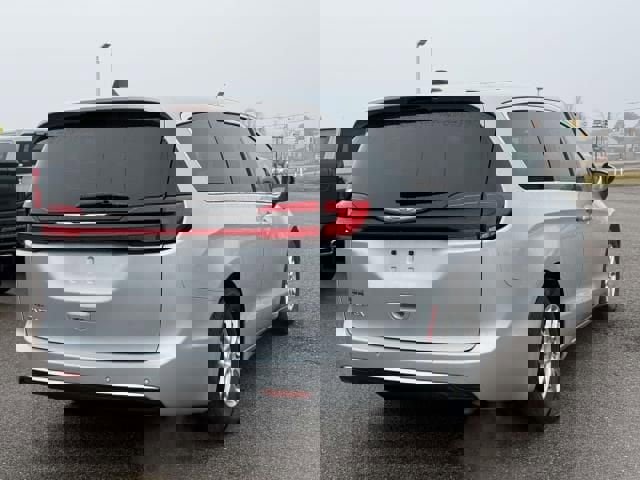 Used 2023 Chrysler Pacifica Touring-L image 5