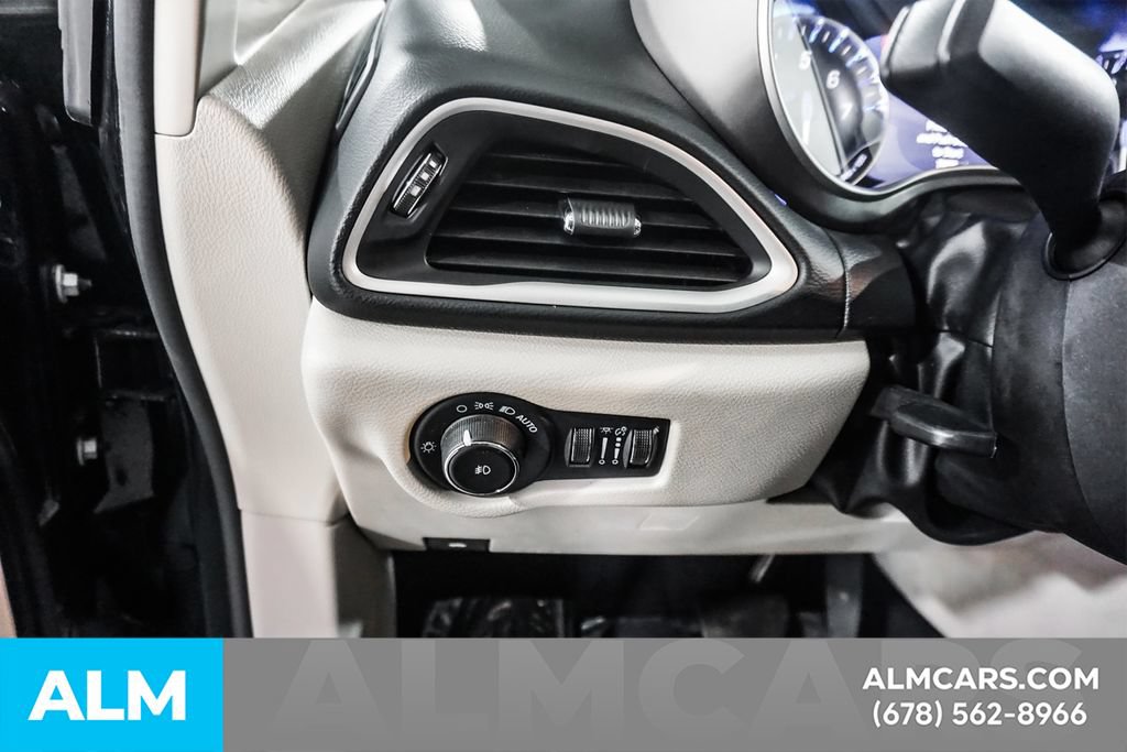 Used 2023 Chrysler Pacifica Touring-L FWD image 32