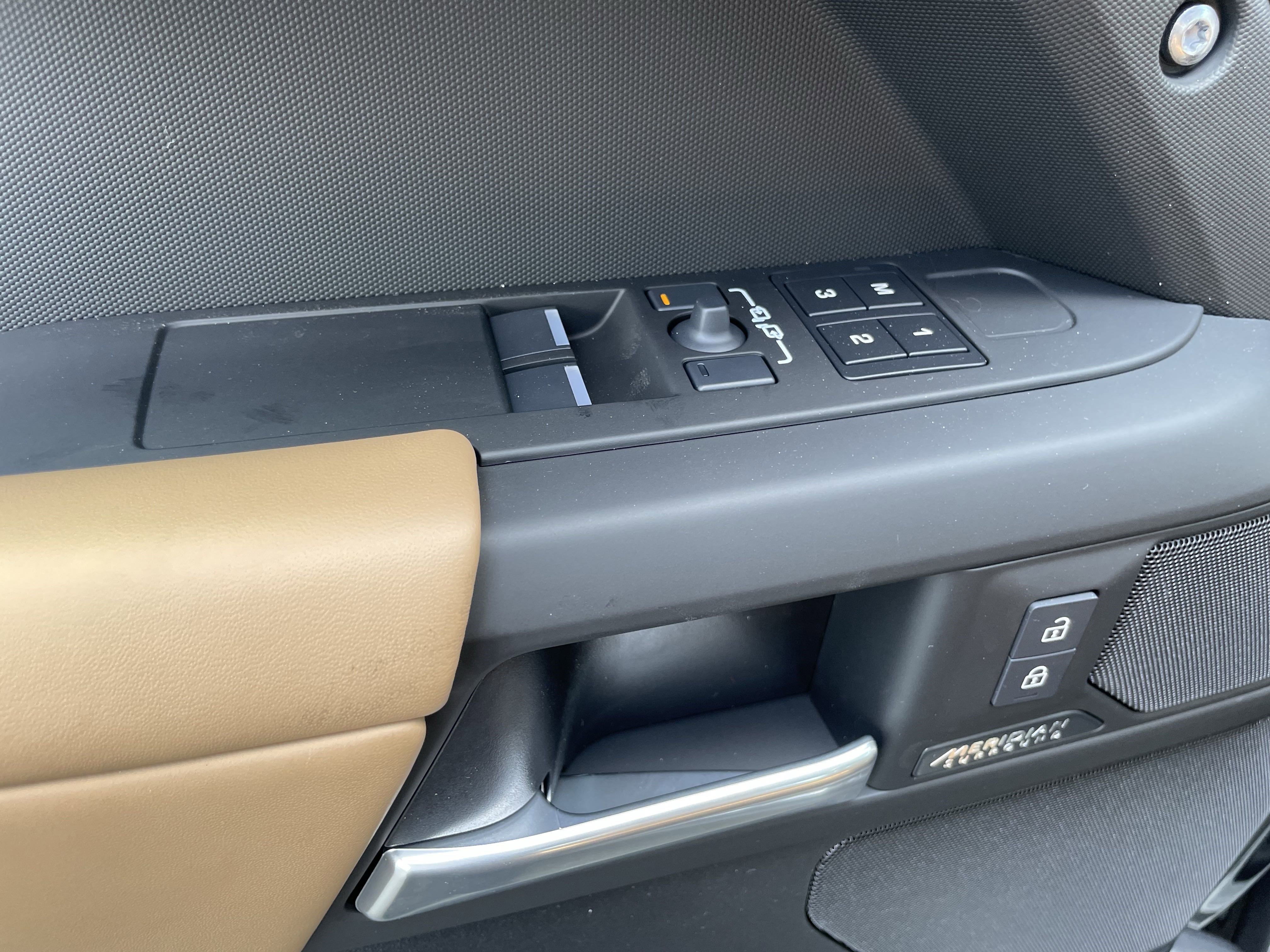 New 2025 Land Rover Defender 90 X-Dynamic SE image 11