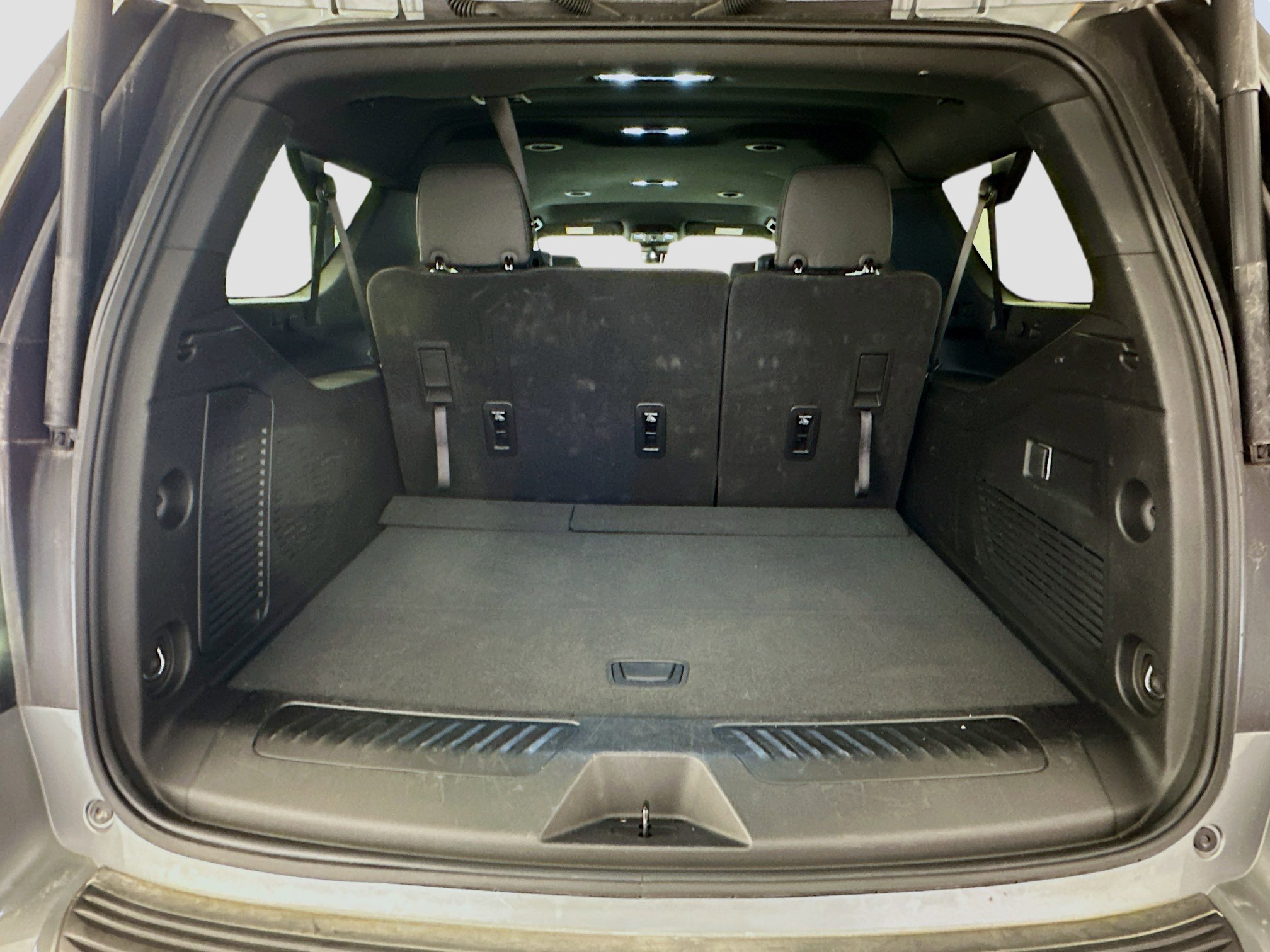 Used 2025 Chevrolet Suburban LT image 31