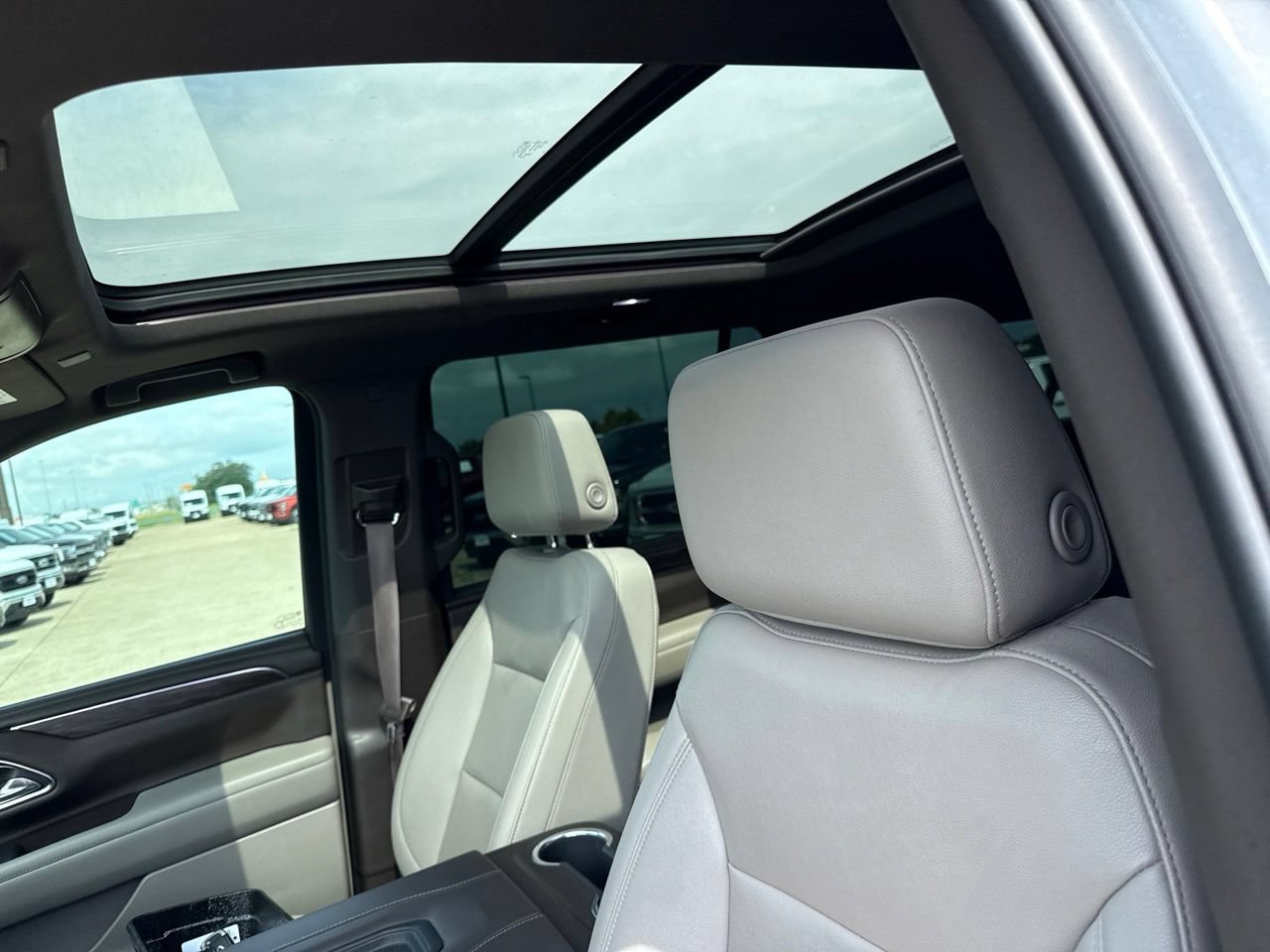 Used 2023 Chevrolet Suburban Z71 w/ Luxury Package AWD/4WD image 21
