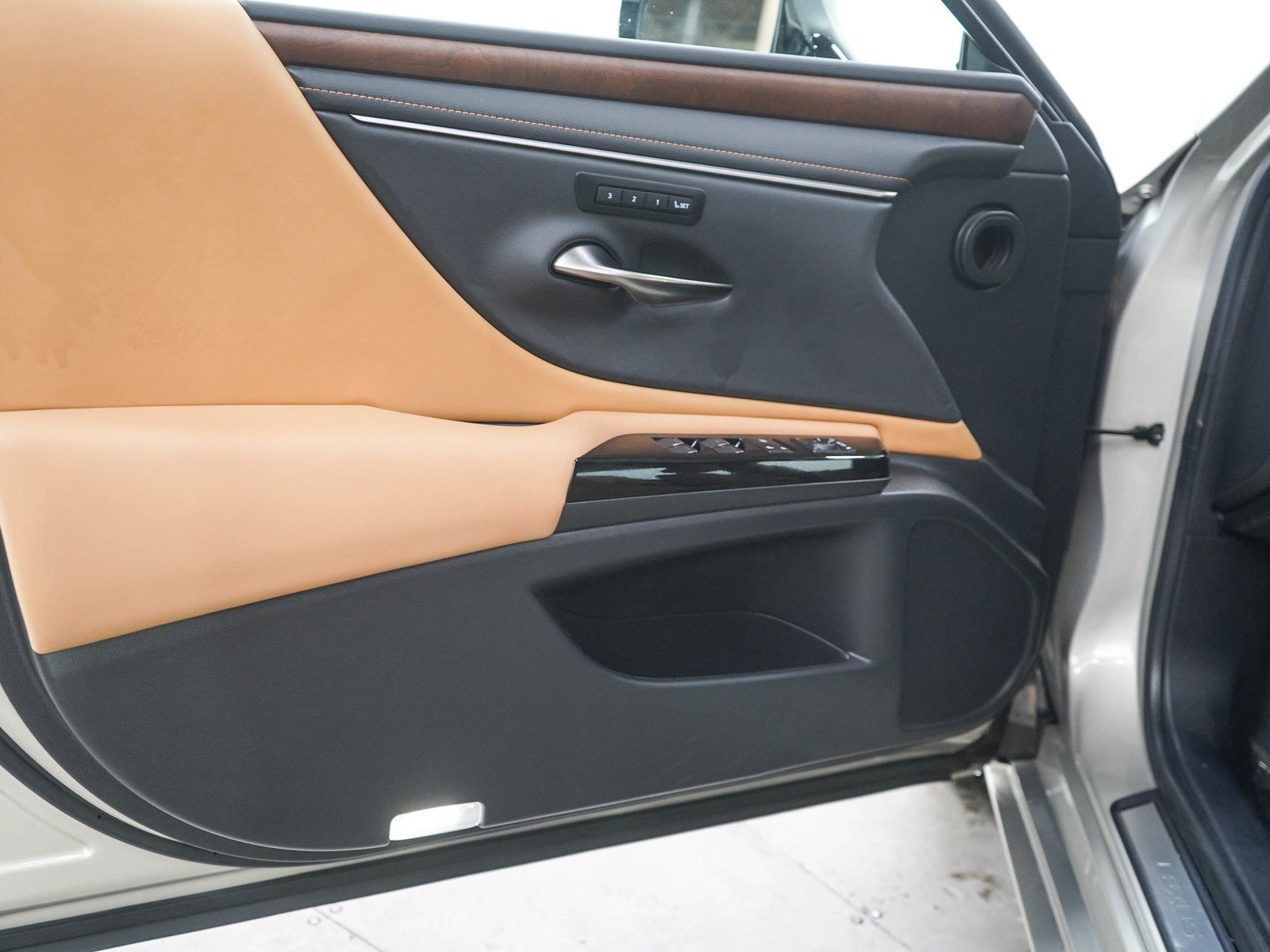 Used 2024 Lexus ES 350 w/ Premium Package FWD image 17