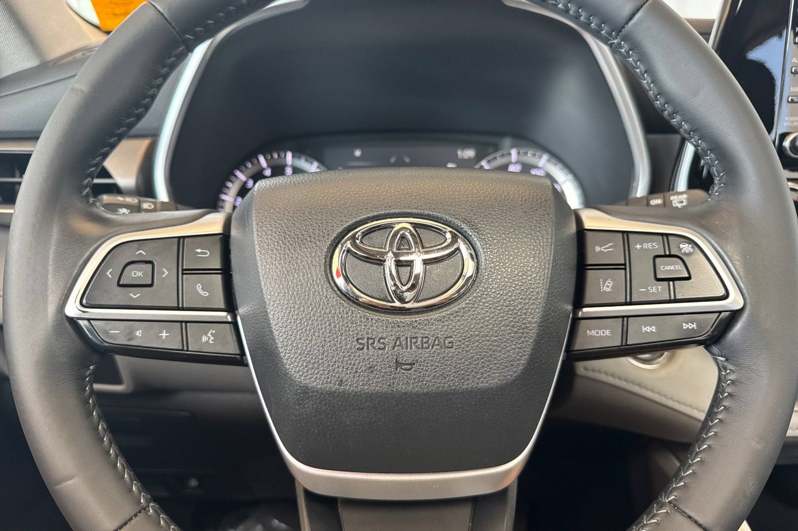 Used 2022 Toyota Highlander XLE AWD/4WD image 29