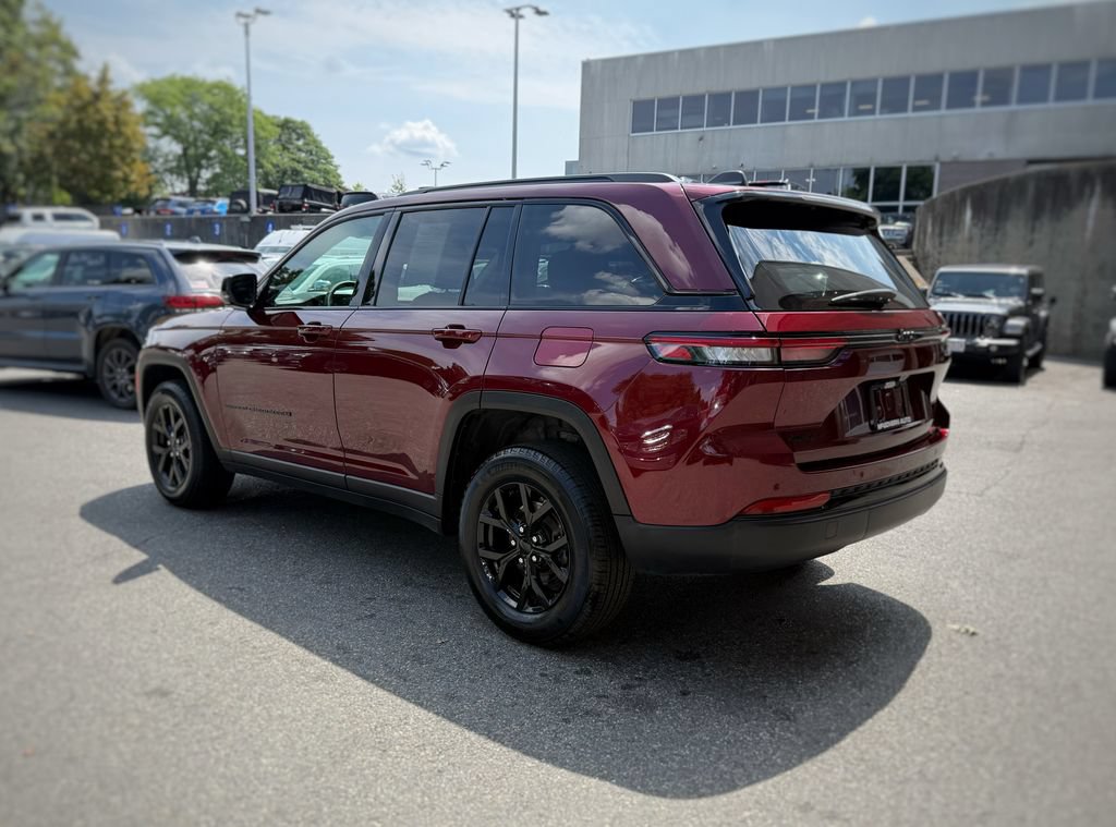 Used 2025 Jeep Grand Cherokee Altitude AWD/4WD image 12