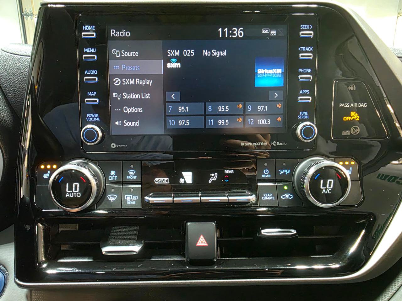 Used 2022 Toyota Highlander XLE AWD/4WD image 37
