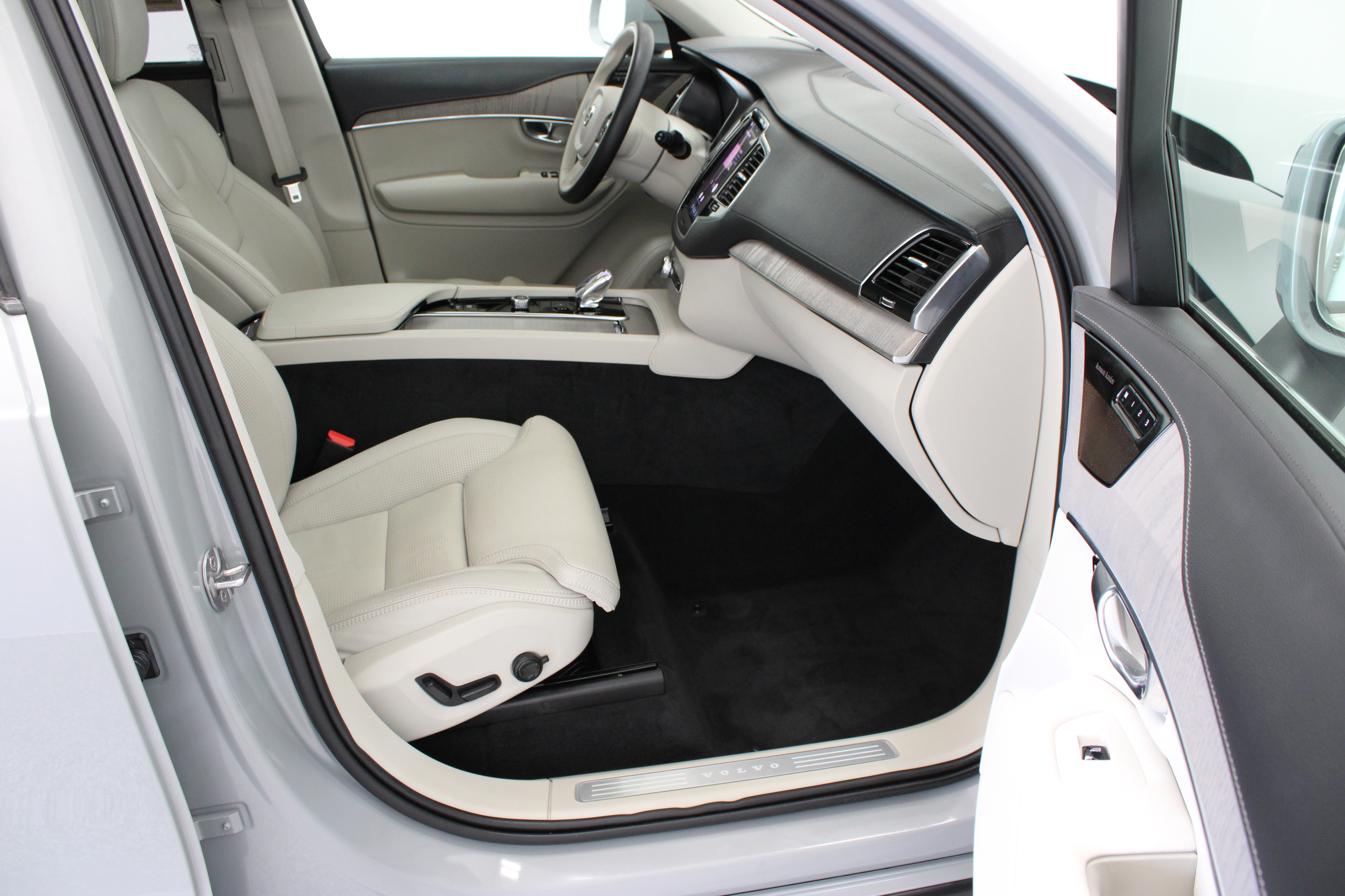 Used 2025 Volvo XC90 B6 Ultra w/ Protection Package Premier AWD/4WD image 41