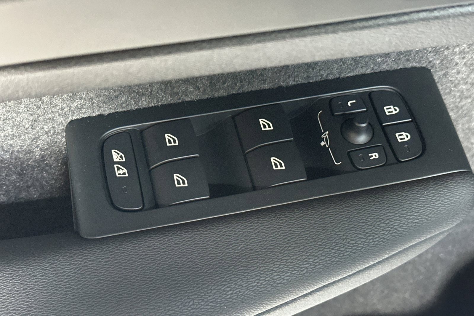 New 2026 Volvo XC40 B5 Ultra w/ Protection Package image 15