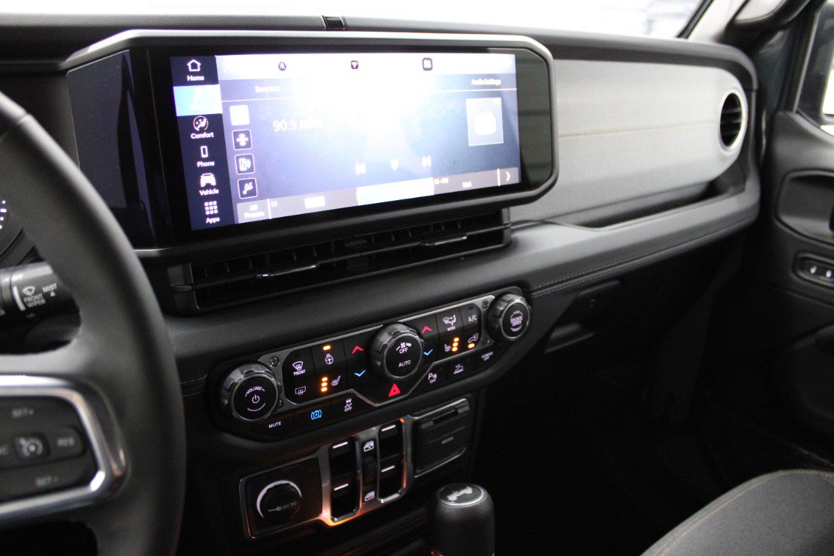 Used 2025 Jeep Wrangler Unlimited Sahara w/ Safety Group image 20