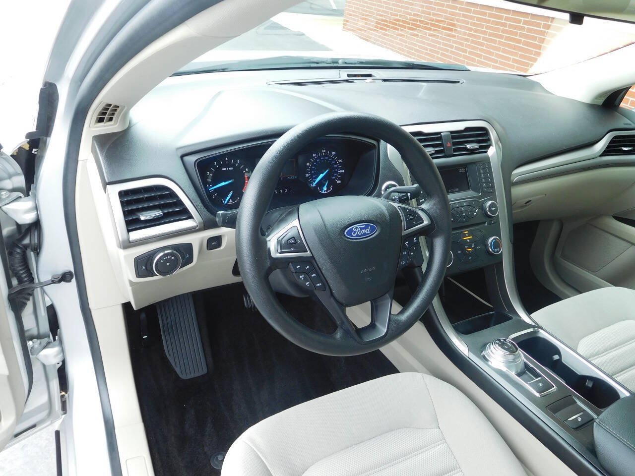 Used 2018 Ford Fusion SE FWD image 12