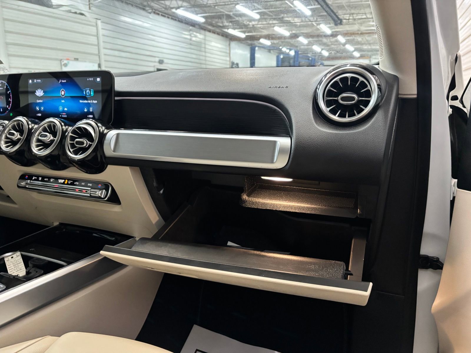 Used 2021 Mercedes-Benz GLB 250 4MATIC image 29