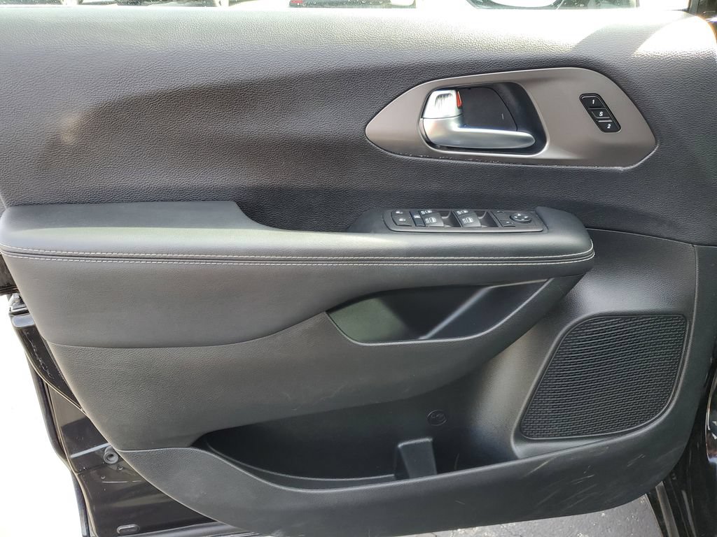 Used 2025 Chrysler Pacifica Select FWD image 24