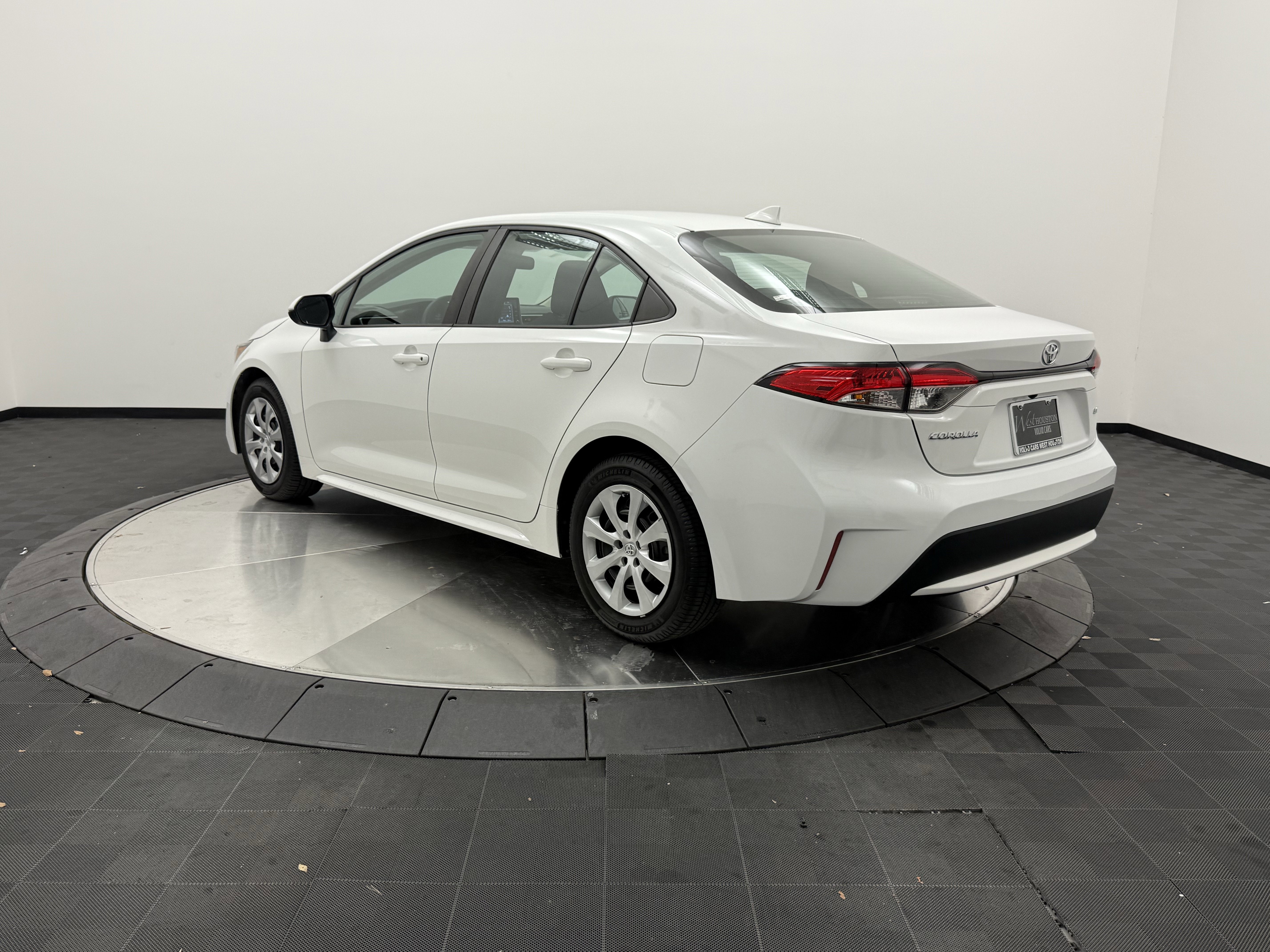 Used 2020 Toyota Corolla LE FWD image 5