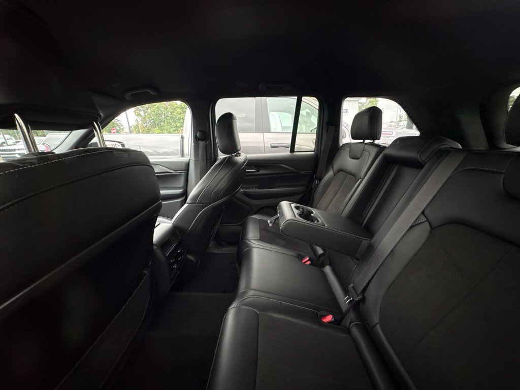 Used 2023 Jeep Grand Cherokee Altitude AWD/4WD image 6