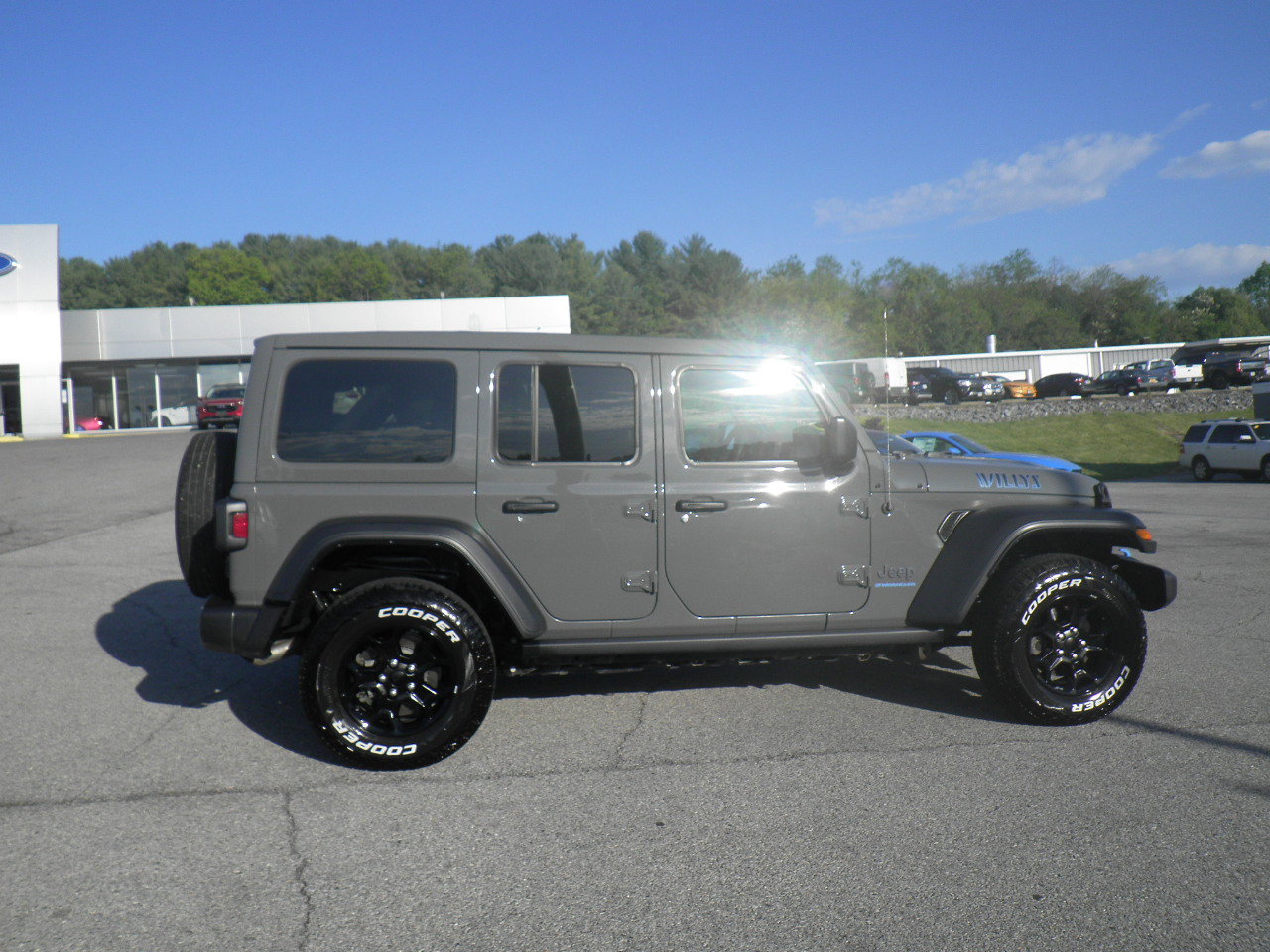 Used 2023 Jeep Wrangler Unlimited w/ Sun & Screen Package AWD/4WD image 6