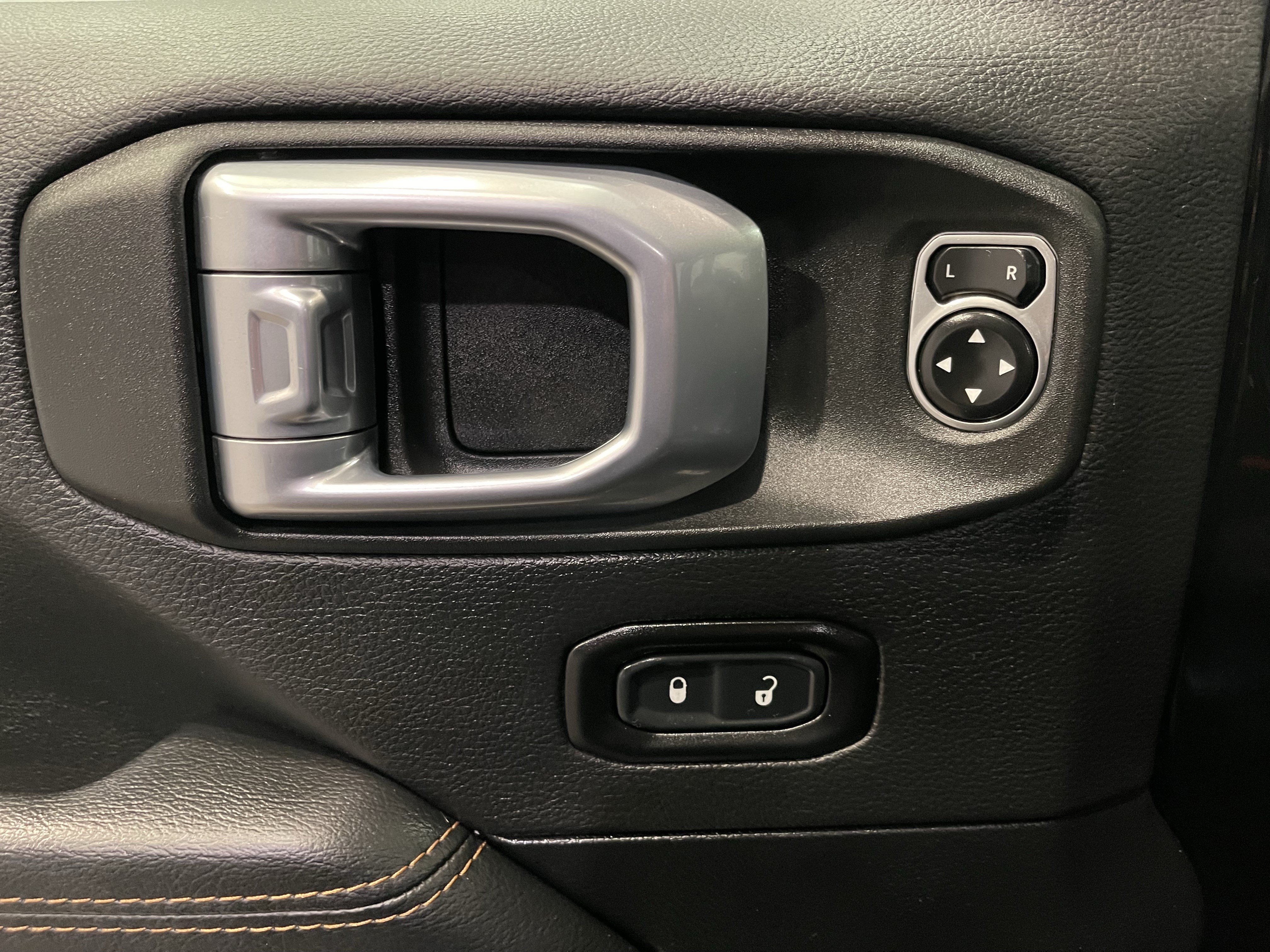 Used 2021 Jeep Wrangler Unlimited Sahara AWD/4WD image 11