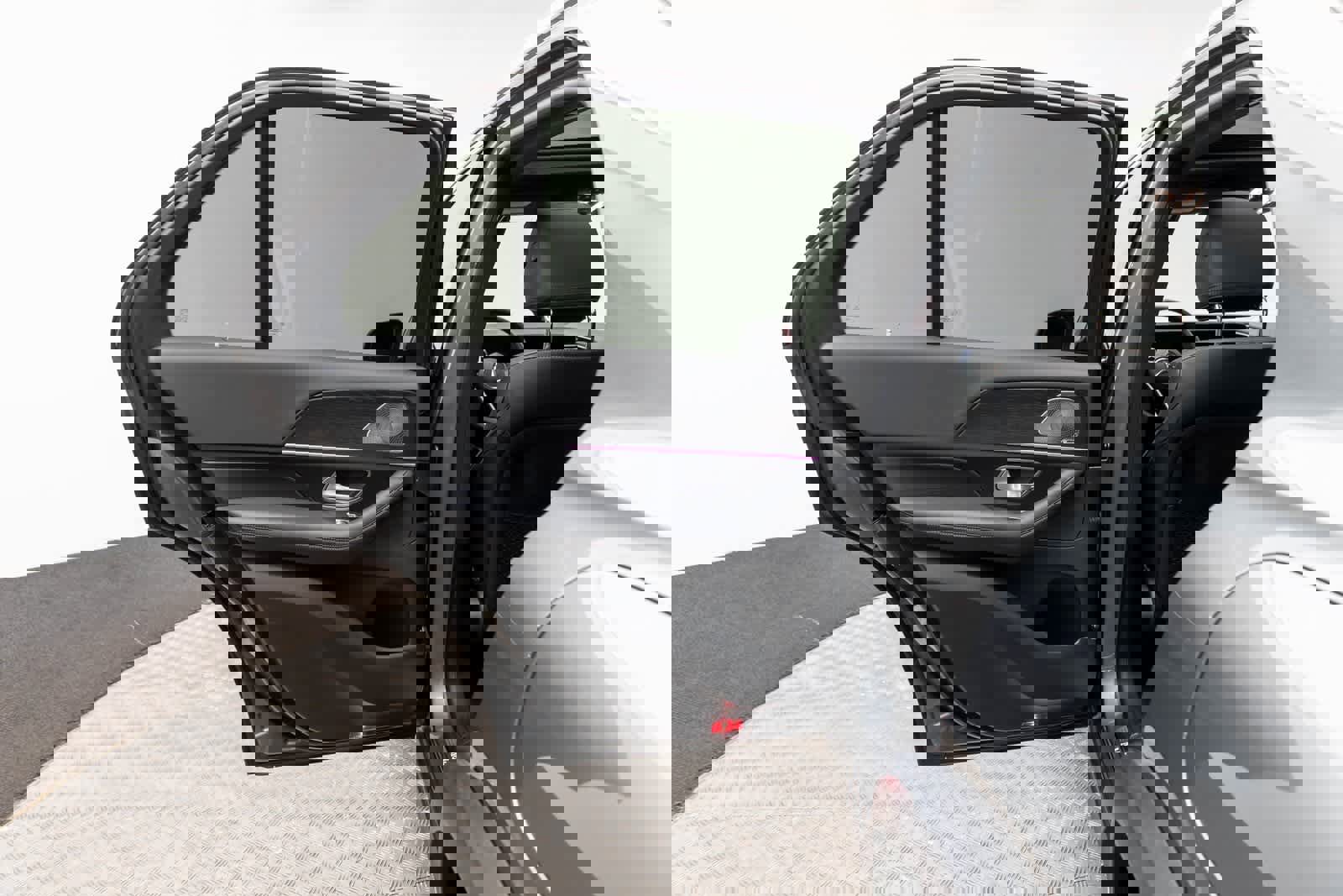 Used 2025 Mercedes-Benz GLE 450e 4MATIC w/ Driver Assistance Package image 38