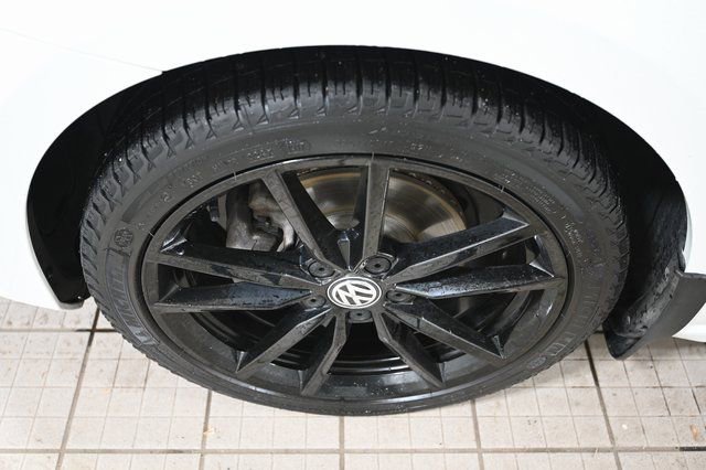 Used 2017 Volkswagen Golf S image 17