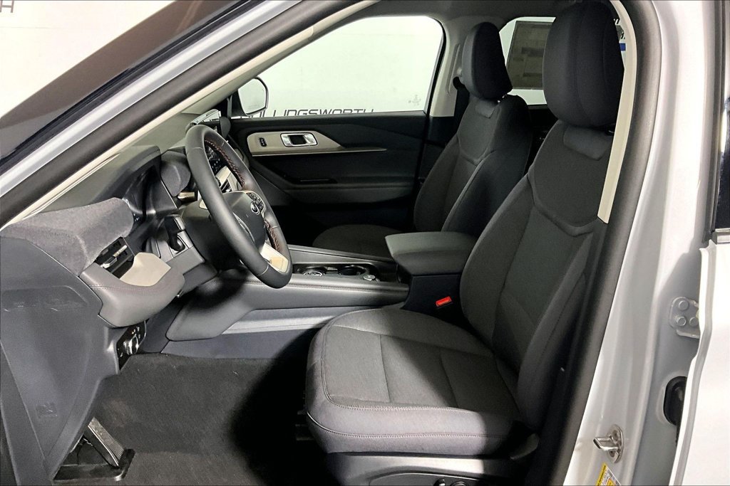New 2026 Ford Explorer Active RWD image 9