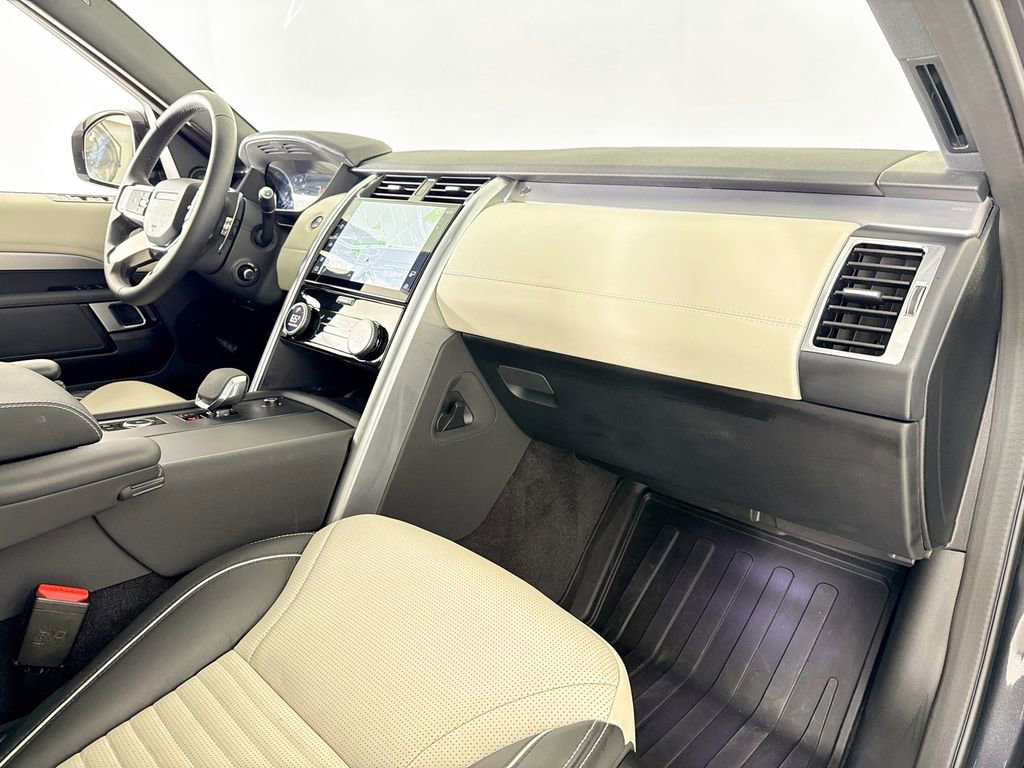 Used 2024 Land Rover Discovery Dynamic SE image 13