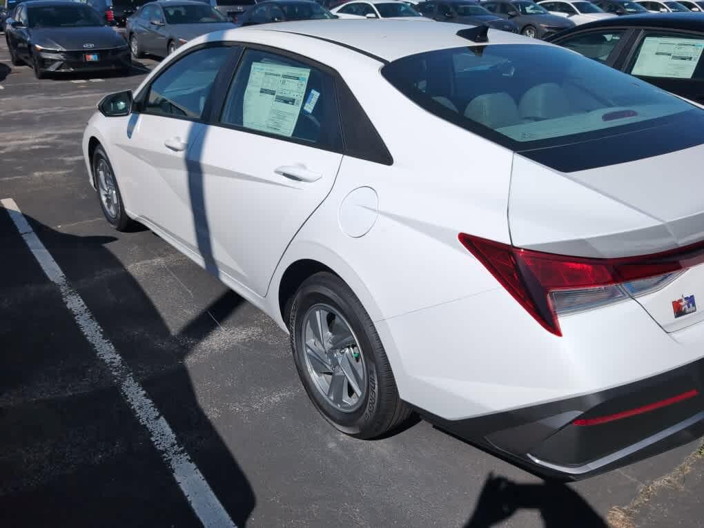 New 2026 Hyundai Elantra SE FWD image 16