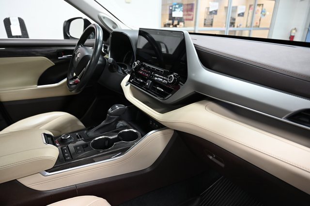 Used 2022 Toyota Highlander Platinum image 15