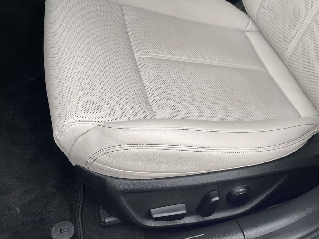 Used 2025 Genesis G70 2.5T image 13