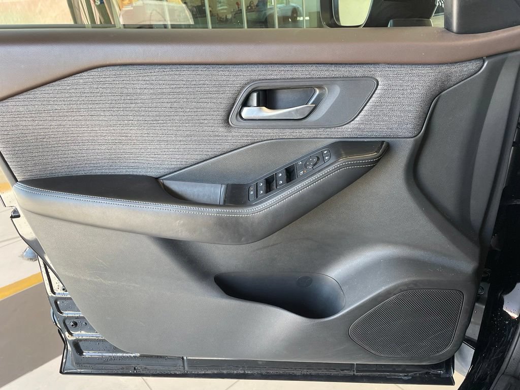 Certified 2022 Nissan Rogue SV FWD image 9