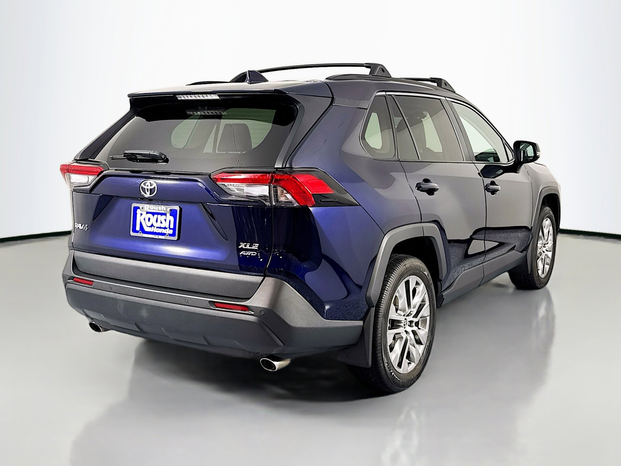 Used 2021 Toyota RAV4 XLE Premium AWD/4WD image 5